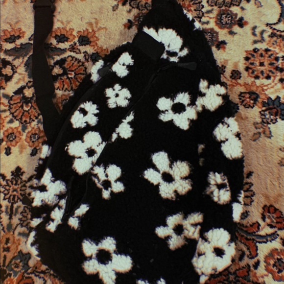 ✿ Black & White Fuzzy Floral Sling bag ✿ - Picture 4 of 4